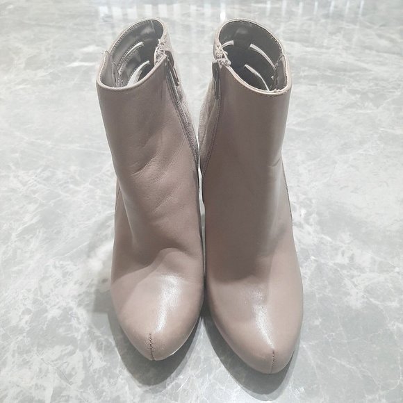 Guess Granee Grey Taupe Suede & Leather Button Accented High Heel Booties SZ 7 - Picture 2 of 8